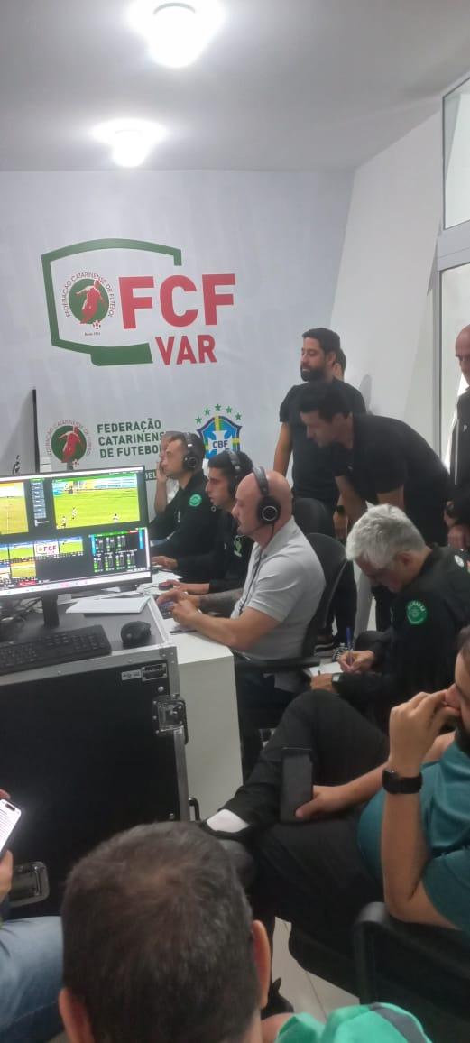 Árbitros da LAVVF finalizam curso de homologação do VAR para Campeonato Catarinense 2026